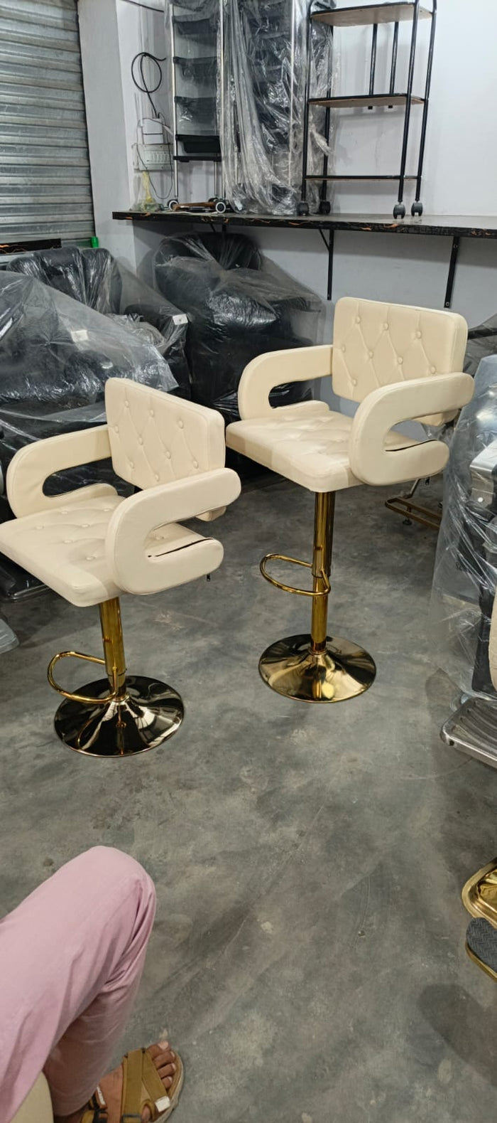 Sovereign Executive Salon Chair Customizable Hydraulic Jack – Tufted Cream & Gold Boutique Edition
